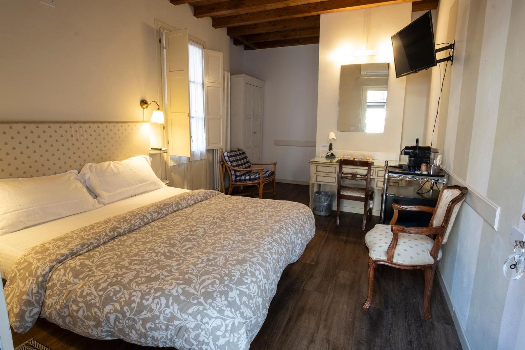 Il Cortiletto Hotel เปียเชนซา ภายนอก รูปภาพ